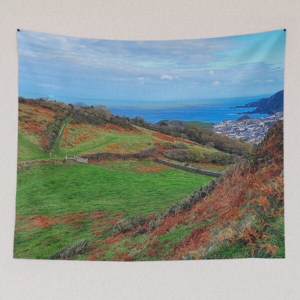 Artikelvorschau, Unterwegs die Torrs hinunter in Richtung Ilfracombe – Ilfracombe, North Devon. entworfen und verkauft von Love where you live.