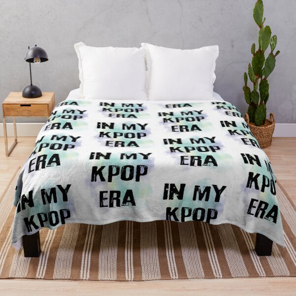 Item preview, En mi era del kpop, en mi era del kpop - fondo verde designed and sold by LiskoDesign.