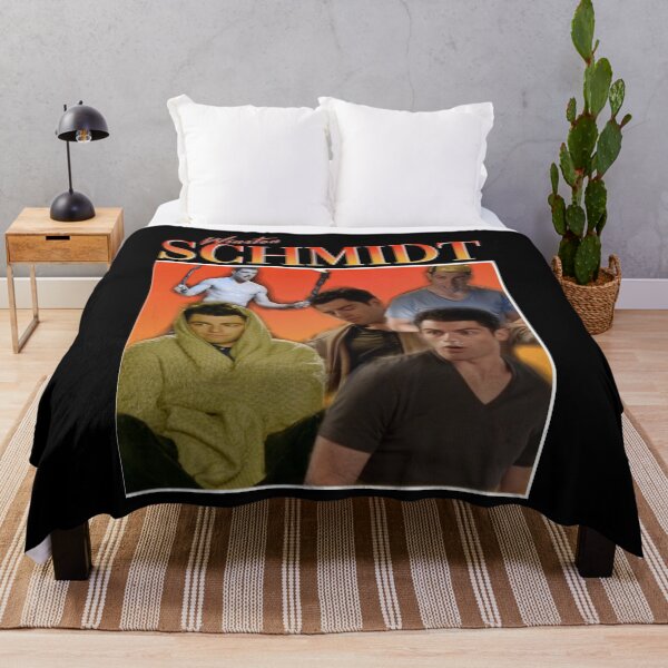 Artikelvorschau, Neues Mädchen Schmidt T-Shirt entworfen und verkauft von mashelllatorra.