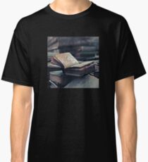 Antikes Buch. Spannweite Poesie Classic T-Shirt