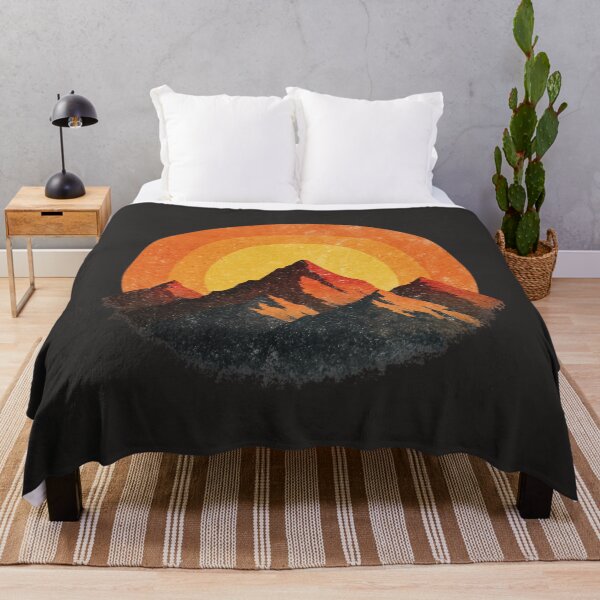 Artikelvorschau, Minimalistische Bergsilhouette mit Sonnenuntergang – Retro Naturmotiv für Outdoor- und Abenteuerfans entworfen und verkauft von Meiersbeste.