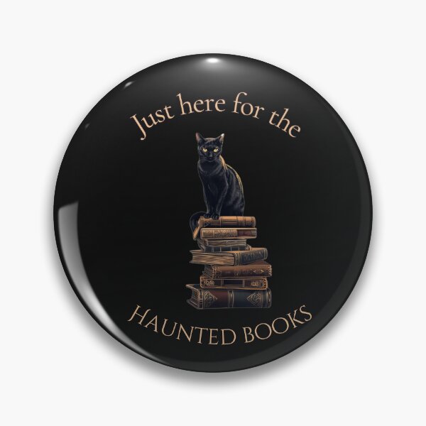 Artikelvorschau, Schwarze Katze auf Spukbüchern Gruselig Niedlich Halloween T-Shirt entworfen und verkauft von Artinkcreative.