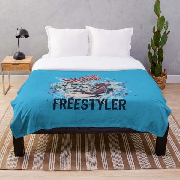 Aperçu de l'œuvre T-shirt Urban Sk8ing Freestyler – T-shirt graphique vectoriel de street skate, art rétro des baskets et du skateboard pour les riders urbains, les rebelles et la culture skate créée et vendue par DreamFlux.
