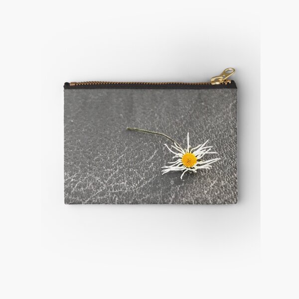 Item preview, „Getrocknete Gänseblümchen auf der Erde – Natur im Detail“: „Dried Daisies on the Ground – Nature in Detail“ designed and sold by Yaroplanner.