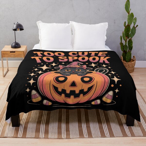 Aperçu de l'œuvre Feline Frights : Ce design de t-shirt vibrant est le mélange parfait d'effrayant et de mignon. créée et vendue par Grang Art Artistic Designs.