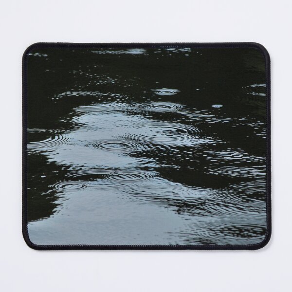 Aperçu de l'œuvre Gouttes de pluie sur l'eau créée et vendue par Katies Gallery .