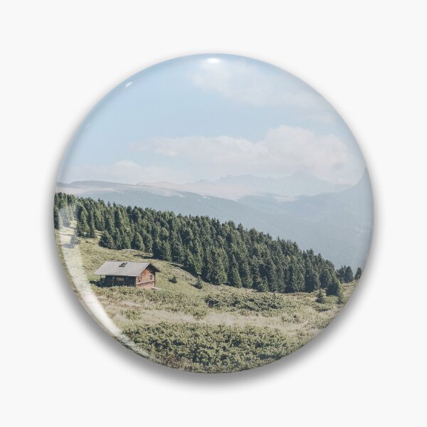 Artikelvorschau, Dolomiten, Italien I Isoliertes Holzchalet in den Bergen der Seiser Alm mit Panoramablick auf die Skyline zwischen Tannenwäldern, Naturlandschaften und grünen Ebenen in einem Landhausstil der Alpen entworfen und verkauft von Julie Travel Photography.