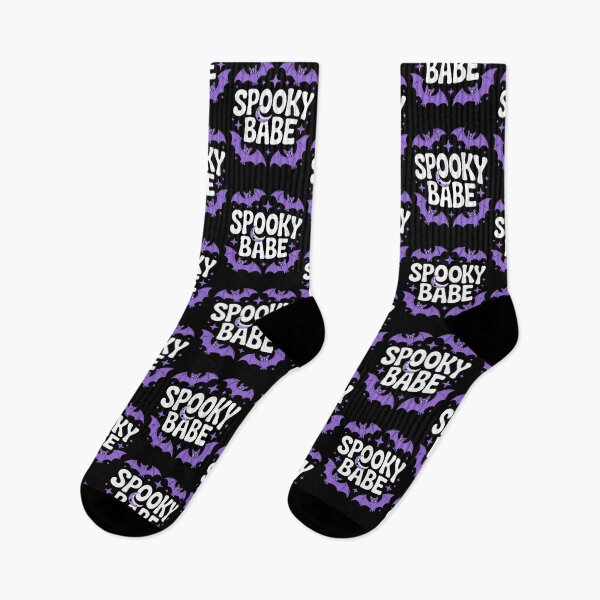 Artikelvorschau, Gruselige Stimmung – Süßes lila Halloween-Design mit gruseligem Babe entworfen und verkauft von Taans-Creation.