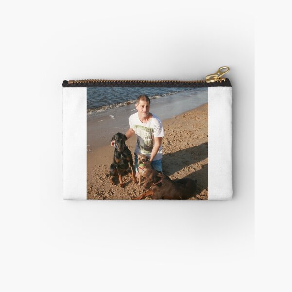 Artikelvorschau, 29. Alan mit Dobermännern und Border Terrior: Mischa, Jazz & Poppy entworfen und verkauft von Cathie Brooker.