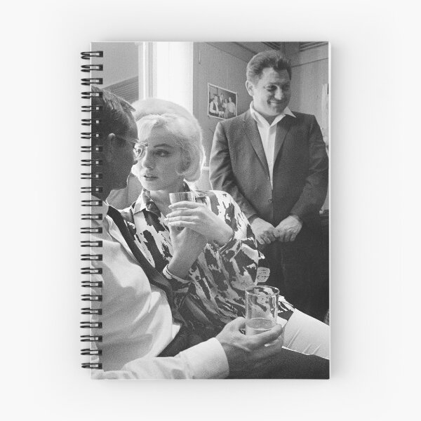 Artikelvorschau, Marilyn Monroe bei einer Feier am Set entworfen und verkauft von SharonTheFirst.