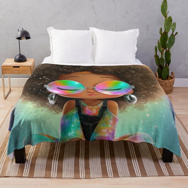 Artikelvorschau, Regenbogen Afrozentrisches Boho-Mädchen – Süßes schwarzes Mädchen-Cartoon mit großen lockigen Haaren, Retro-Sonnenbrille, Hippie-Vibes, buntem Festival-Outfit entworfen und verkauft von Design Den.