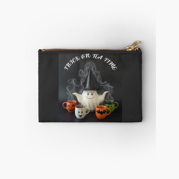 Artikelvorschau, Trick-or-Tea Time – Witchy Tea Lover Shirt für gemütliche Halloween-Schlückchen und gruselige Süßigkeiten entworfen und verkauft von Mythic Tide.
