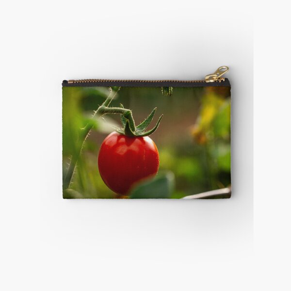 Aperçu de l'œuvre Ambiance de jardin chaleureuse avec des tomates rouges mûres sur le buisson. créée et vendue par RinaZik.