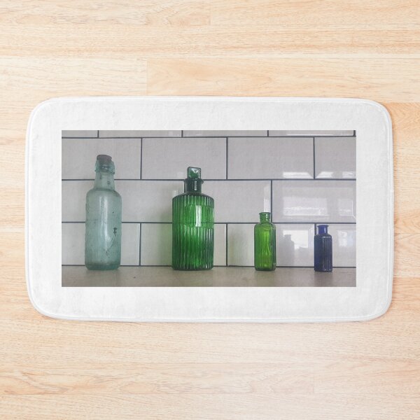 Artikelvorschau, Grüne Glasflaschen entworfen und verkauft von Designs by Helen.