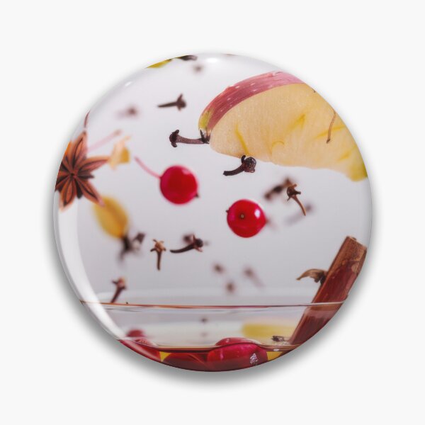 Artikelvorschau, Herbsttee mit Apfelscheiben, Preiselbeeren, Gewürzen, fallenden Zutaten in der Tasse, KI-generiert entworfen und verkauft von dvoevnore.
