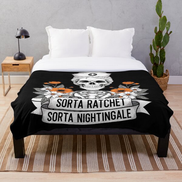 Artikelvorschau, Sorta Ratchet Sorta Nightingale Lustiges Krankenschwester-Totenkopf-Blumenzitat entworfen und verkauft von ArtDesignTp.