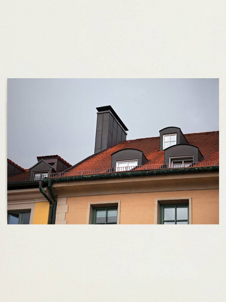 Lámina fotográfica «Primer plano de casas con techo de tejas rojas en  Munich, Alemania» de KatyaLin | Redbubble