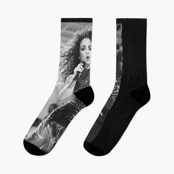 Aperçu de l'œuvre Gloria Estefan - Photographie noir et blanc créée et vendue par Lindseyumphries.