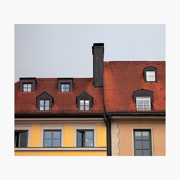 Lámina fotográfica «Primer plano de casas con techo de tejas rojas en  Munich, Alemania» de KatyaLin | Redbubble