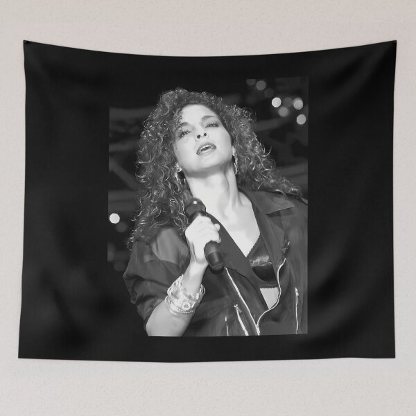 Aperçu de l'œuvre Gloria Estefan - Photographie noir et blanc créée et vendue par PhakapoHorton.