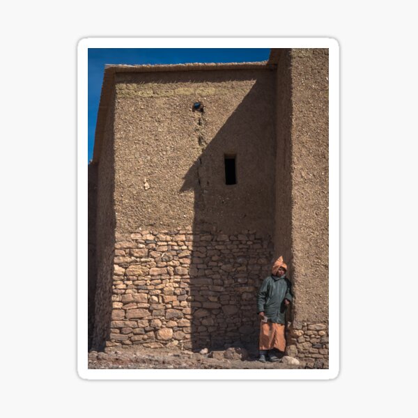 Vista previa del artículo con la obra «Pie solitario contra una pared defensiva en Ait Ben Haddou, Marruecos», diseñado y vendido por Shaun Busuttil.