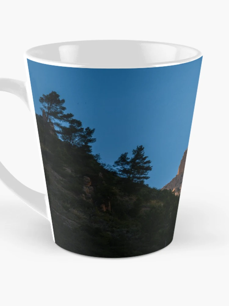 Aperçu 3 sur 4. Mug à café avec l'œuvre Triangles créée et vendue par Ralph Goldsmith.