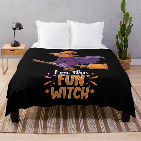 Item preview, Camiseta "Soy la Bruja Divertida": Divertida camiseta gráfica de bruja para Halloween, ropa de temporada espeluznante, un bonito regalo de humor de brujas. designed and sold by wabeen.