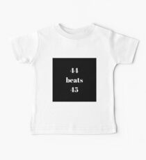 44 Schläge 45 Baby T-Shirt
