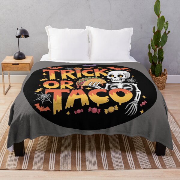 Aperçu de l'œuvre Minuit gourmand : Ce t-shirt amusant et coloré, orné d'une silhouette squelettique, propose un taco dégoulinant de salsa rouge. Pour les fêtes d'Halloween. créée et vendue par Grang Art Artistic Designs.