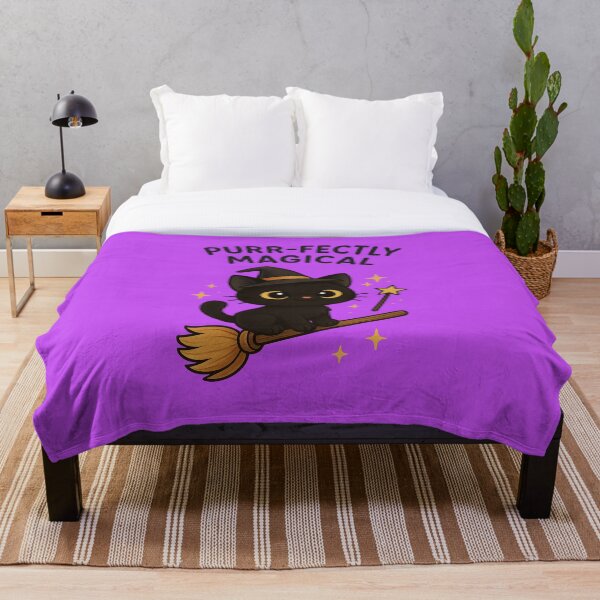 Artikelvorschau, Perfekt magisch – Süße schwarze Katze auf Besen mit Hexenhut entworfen und verkauft von Printessive Designs.