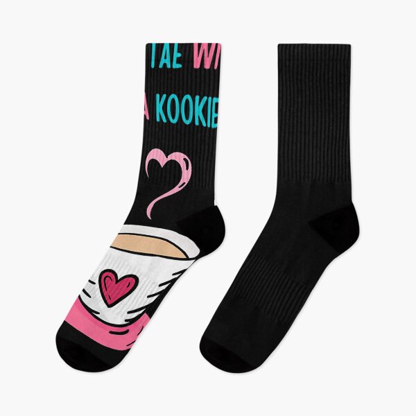 Artikelvorschau, Eine Tasse Tae mit Suga und einem Kookie. Lustige Geschenke entworfen und verkauft von Shakirritsch.