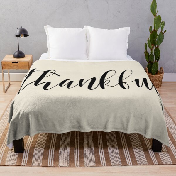 Artikelvorschau, Dankbares minimalistisches Shirt und Sweatshirt, Thanksgiving-Geschenk für Frauen, Design mit dankbarem Zitat | Gemütliches Feiertags- und Weihnachtsgeschenk für Mama und Oma, Dankbarkeitsposter und -decke, Dankbarkeits-Feriendekor entworfen und verkauft von LitzoyGlobeArt.