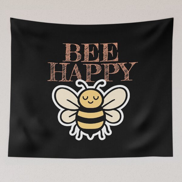 Aperçu de l'œuvre T-shirt Bee Happy, jolie abeille souriante avec une phrase encourageante et un lettrage ludique créée et vendue par Koony House and Field.