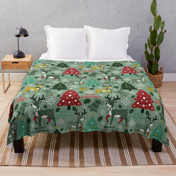 Artikelvorschau, Grünes Weihnachtsmuster mit Rentier und Baum – Feiertagsdesign von Fezzyboo entworfen und verkauft von Fezzyboo.