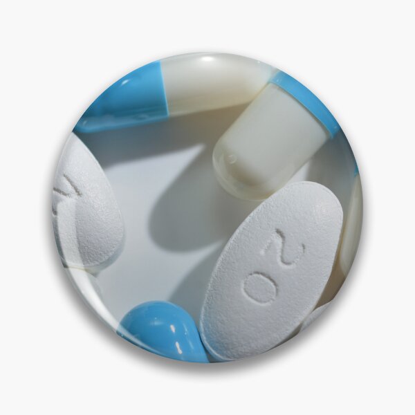 Artikelvorschau, Atorvastatin Filmtabletten 20 mg und Omeprazol Kapseln blau und weiß gruppiert auf weißem Hintergrund entworfen und verkauft von Umdash919.