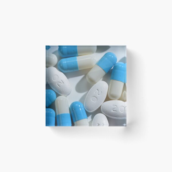 Artikelvorschau, Atorvastatin Filmtabletten 20 mg und Omeprazol Kapseln blau und weiß gruppiert auf weißem Hintergrund entworfen und verkauft von Umdash919.