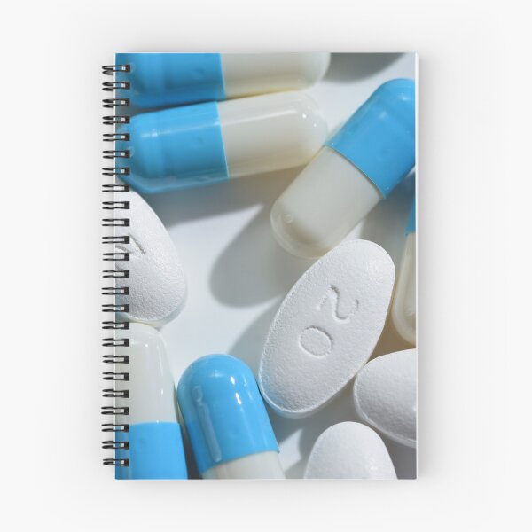 Artikelvorschau, Atorvastatin Filmtabletten 20 mg und Omeprazol Kapseln blau und weiß gruppiert auf weißem Hintergrund entworfen und verkauft von Umdash919.