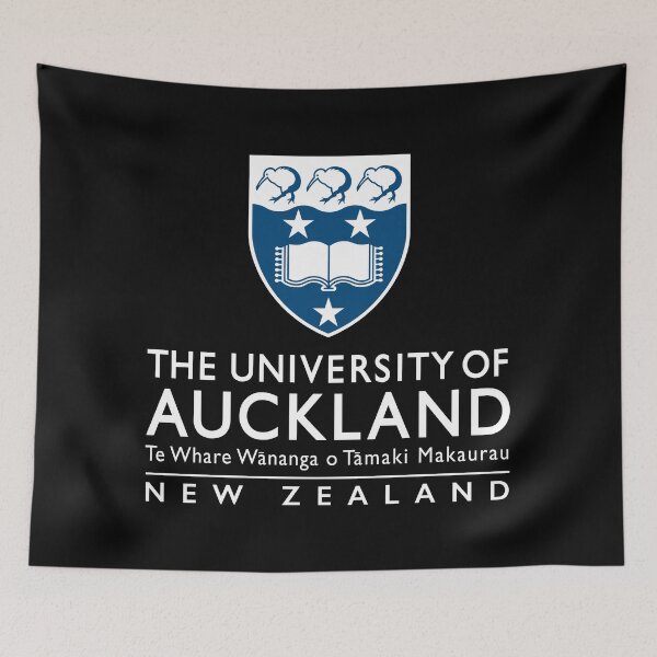 Artikelvorschau, Bewölkter Himmel der Universität von Auckland über einer Wiese entworfen und verkauft von Juliane T Sommer.