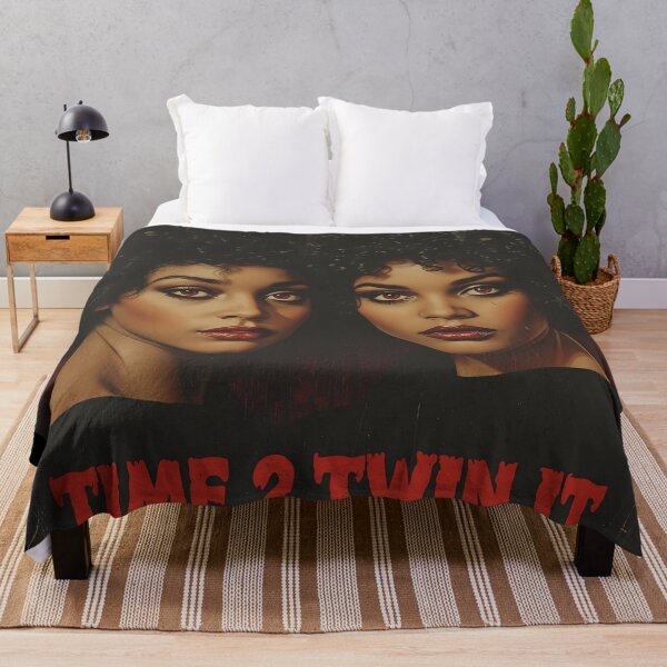 Artikelvorschau, Time 2 Twin It Gruseliges DIY-Shirt Vintage Horror und Halloween Bastel-T-Shirt | Time2TwinIt | Time 2 Twin It entworfen und verkauft von LAVegasVibes .