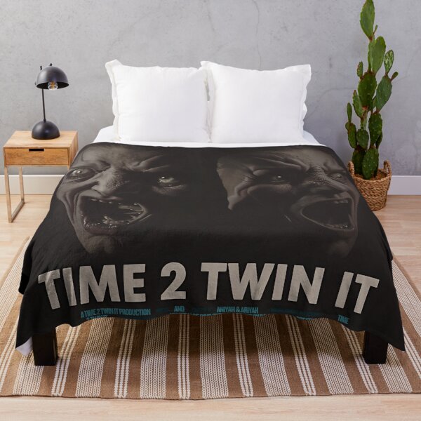Artikelvorschau, Time 2 Twin It Gruseliges DIY-Shirt Vintage Horror und Halloween Bastel-T-Shirt | Time2TwinIt | Time 2 Twin It entworfen und verkauft von LAVegasVibes .