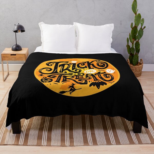Artikelvorschau, Süßes oder Saures Halloween-Shirt – Süßes gruseliges Kürbis- und Hexen-Design entworfen und verkauft von Dokak Shop.