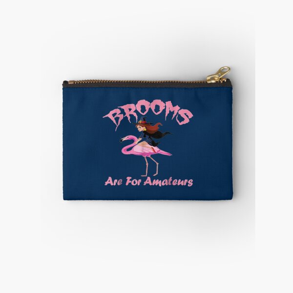 Artikelvorschau, Besen sind für Amateure Halloween Flamingo Reiten Tee entworfen und verkauft von PierceDoyled.