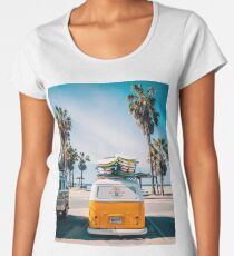 Camiseta premium de cuello ancho Combi van surf