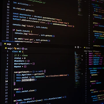 Vorschaubild zum Design Entwicklerbildschirm mit Code auf dunklem Hintergrund, Programmiersprache JavaScript. von RinaZik