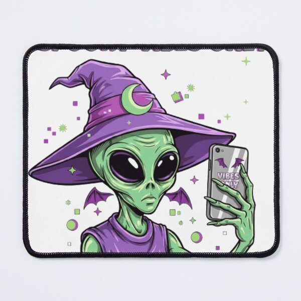 Aperçu de l'œuvre Alien Witch Selfie | Spooky Spooky Vibes Neon Halloween Design créée et vendue par Rano1234.