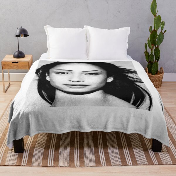 Aperçu de l'œuvre T-shirt dessin vintage Sade Adu créée et vendue par WillowEmmerich.