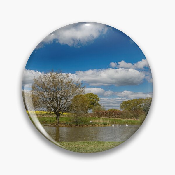 Aperçu de l'œuvre Une maison à houblon près de l'étang de Marsh Farm dans le Kent, en Angleterre, au Royaume-Uni créée et vendue par John Gilham - Landscape Photography.