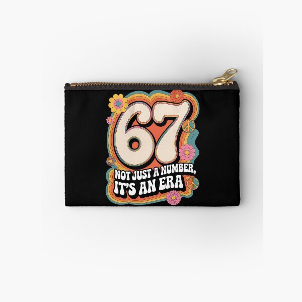 Artikelvorschau, Nummer 67 – Vintage 67 – Retro 67 – Glückszahl 67 – geboren 1967 – seit 67 – Highway 67 – Regel 67 – 67 Jahre alt – Meilenstein 67 – Jubiläum 67 – Vintage-Nummer – Retro-Typografie – minimalistische Nummer entworfen und verkauft von JansenGS.