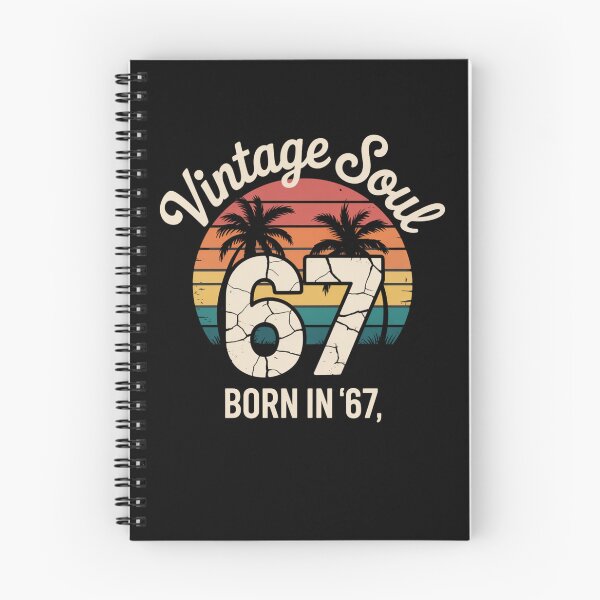 Artikelvorschau, Nummer 67 – Vintage 67 – Retro 67 – Glückszahl 67 – geboren 1967 – seit 67 – Highway 67 – Regel 67 – 67 Jahre alt – Meilenstein 67 – Jubiläum 67 – Vintage-Nummer – Retro-Typografie – minimalistische Nummer entworfen und verkauft von JansenGS.
