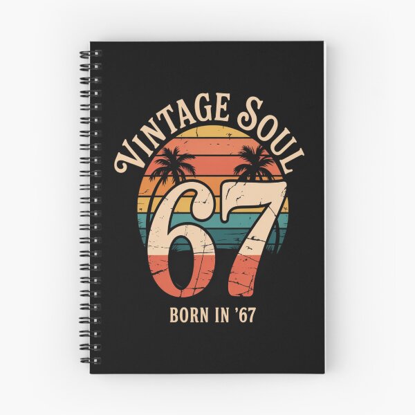 Artikelvorschau, Nummer 67 – Vintage 67 – Retro 67 – Glückszahl 67 – geboren 1967 – seit 67 – Highway 67 – Regel 67 – 67 Jahre alt – Meilenstein 67 – Jubiläum 67 – Vintage-Nummer – Retro-Typografie – minimalistische Nummer entworfen und verkauft von JansenGS.